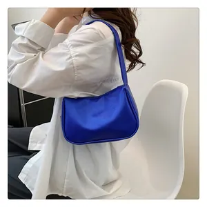 Detail der elektrisch blauen Schultertasche aus genarbtem Leder mit schlichtem Design