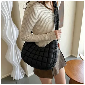 Détail du sac fourre-tout matelassé noir avec bandoulière rembourrée et texture nuage