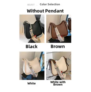 Dettaglio di quattro borse hobo in pelle PU con tracolle dai motivi geometrici