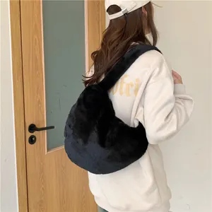 Sac à épaule croissant en fausse fourrure noire pour femmes avec texture pelucheuse