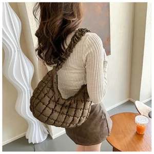 Détails du sac nuage matelassé marron avec une bandoulière froncée au design élégant