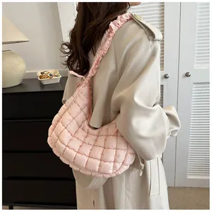 Détail du sac nuage matelassé rose avec bandoulière plissée souple en tissu de nylon