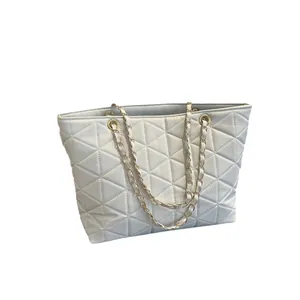 Sac fourre-tout matelassé blanc avec motif géométrique et bandoulière chaîne dorée