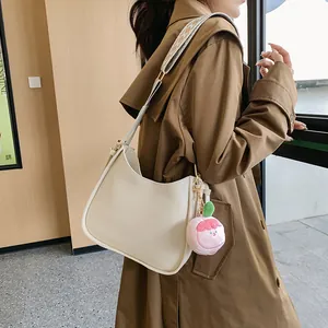 Borsa hobo bianca minimalista con tracolla jacquard e ciondolo rosa peluche