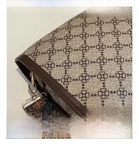 Détail du motif trèfle sur toile avec garniture en cuir et bandoulière ethnique