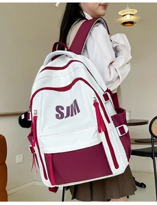 Detalle de mochila escolar de gran capacidad con hebillas laterales y colgante de felpa