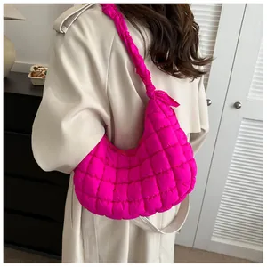 Sac fourre-tout rose matelassé avec bandoulière plissée pour un look mode chic