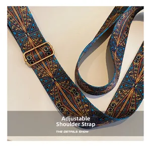Détail d'une large bandoulière réglable à motifs bohèmes avec une boucle en laiton