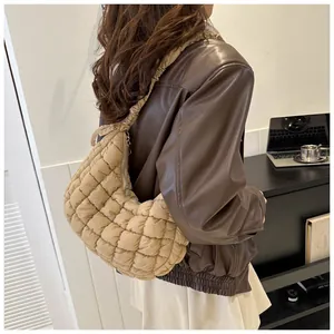 Détail du sac matelassé kaki clair avec bandoulière plissée et motif à losanges chic