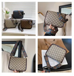 Vue détaillée du sac bandoulière vintage avec une large sangle brodée ethnique