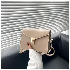 Detail der beige Kunstleder-Umhängetasche mit goldener Schnalle und eleganter Naht