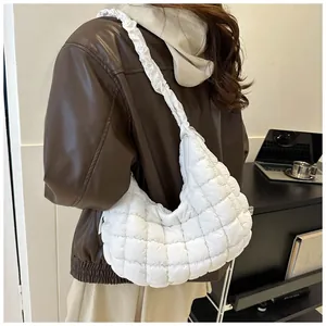 Détail du sac nuage matelassé blanc avec sa bandoulière froncée au design moderne
