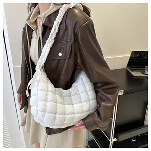Détail du sac nuage demi-lune blanc matelassé avec bandoulière froncée et nœud latéral