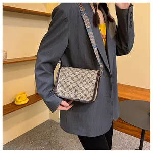 Détail de sac bandoulière vintage avec motif jacquard et large sangle colorée