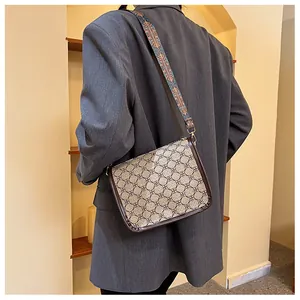 Vue arrière détaillée du sac bandoulière vintage à motif géométrique et large sangle