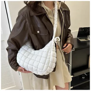 Détail du sac à bandoulière matelassé blanc avec texture rembourrée et large sangle