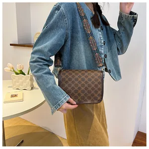 Sac bandoulière vintage marron avec motif géométrique et large sangle brodée