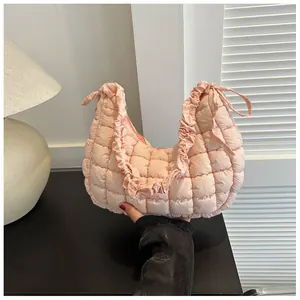 Gros plan du sac nuage matelassé rose avec bords à volants élégants et texture douce