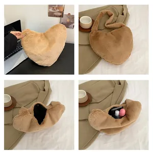 Détail du sac pelucheux en forme de cœur camel montrant la capacité et la fausse fourrure