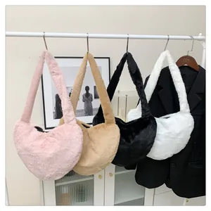 Rangée de sacs à bandoulière en peluche rose, kaki, noir et blanc pour femmes