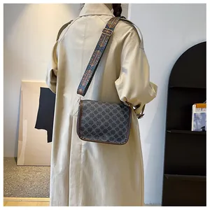 Détail du sac bandoulière vintage avec sangle jacquard ethnique et motif géométrique