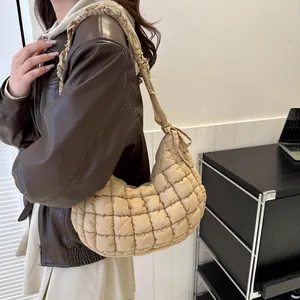 Sac hobo matelassé beige au design nuage plissé avec bandoulière à volants élégante