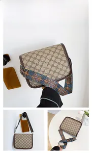 Détail de la bandoulière à motifs et de l'imprimé floral sur le sac kaki chic
