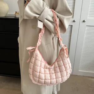 Sac à épaule hobo matelassé rose avec texture bouffante et bandoulière froncée
