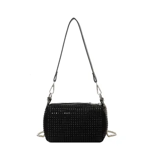 Elegante borsa a cilindro nera con strass luccicanti e dettagli a catena argentata