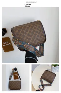 Détail du sac bandoulière vintage marron avec motifs géométriques et sangle ethnique