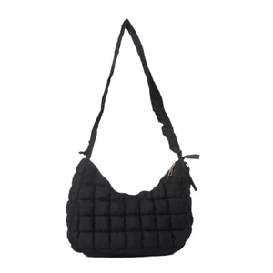 Sac nuage matelassé noir chic avec motif losanges et détails de fermeture dorée