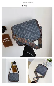 Détail du sac bandoulière bleu à motif trèfle avec large sangle tissée colorée