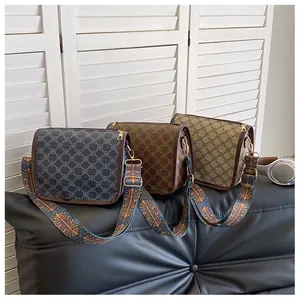 Vue détaillée de sacs vintage carrés en bleu marine, café et marron avec bandoulière
