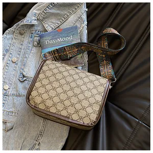 Détails du sac bandoulière rétro avec imprimé trèfle et large sangle de style ethnique