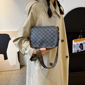 Petit sac carré rétro avec bandoulière fleurie large et bordure en cuir foncé
