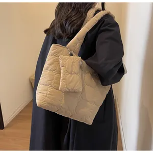 Dettaglio della borsa tote trapuntata kaki con tracolla larga e mini portamonete coordinato