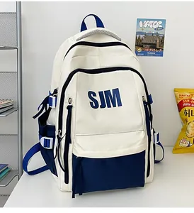 Mochila escolar azul y blanca con estampado SJM y práctico diseño multibolsillos