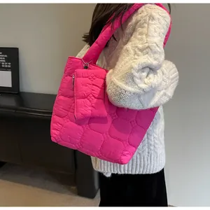 Dettaglio della borsa tote in nylon trapuntato rosa acceso con pochette rimovibile