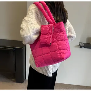 Dettaglio borsa a tracolla trapuntata fucsia con spalline imbottite e mini pochette laterale