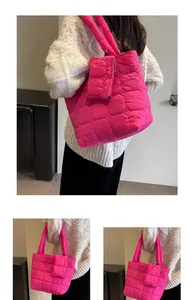 Dettaglio della borsa tote trapuntata rosa acceso con trama morbida e mini pochette