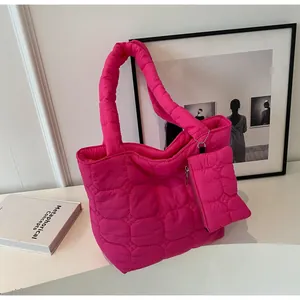 Dettaglio della borsa tote trapuntata fucsia con mini portamonete coordinato rimovibile