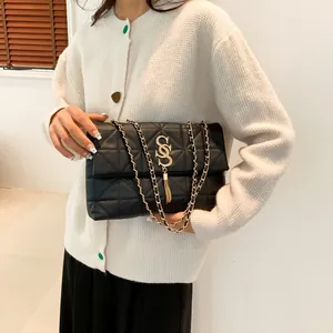 Sac bandoulière rétro matelassé noir avec logo SGS doré et chaîne en métal élégante