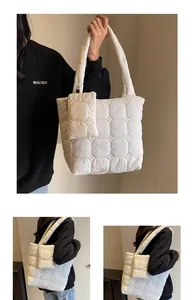 Dettaglio della borsa tote trapuntata color crema con mini astuccio coordinato