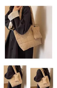 Dettaglio della borsa shopper trapuntata beige con texture e piccola custodia coordinata