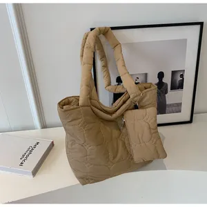 Dettaglio della borsa tote trapuntata kaki con mini pochette coordinata inclusa