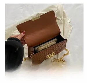 Détail du sac bandoulière marron matelassé montrant la capacité intérieure du sac à main