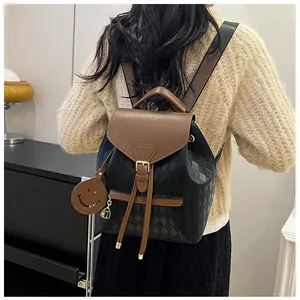 Vue arrière d'un mannequin portant le sac à dos matelassé à carreaux avec brides brunes