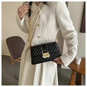 Détail du sac bandoulière matelassé noir avec chaîne dorée et fermoir tournant élégant
