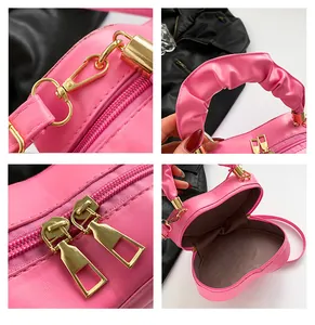 Details der rosa herzförmigen Tasche mit Wolkengriff, Goldschloss und Doppel-Reißverschluss