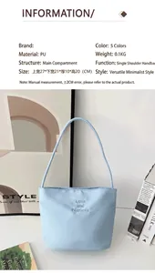 Detail der hellblauen Nylon-Beuteltasche mit 'Love and Fearless' Stickerei und Abmessungen